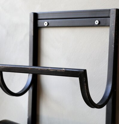 Bild av elegant väggmonterat vinställ i antik stil