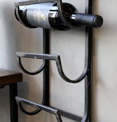 Bild av stilfullt och funktionellt vinställ i antiksvart