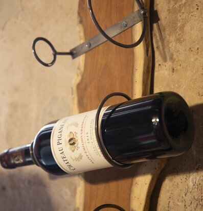 Bild av modernt vinställ i trä och råmetall för vinförvaring