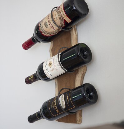 Bild av stilfullt och funktionellt vinställ i trä och metall