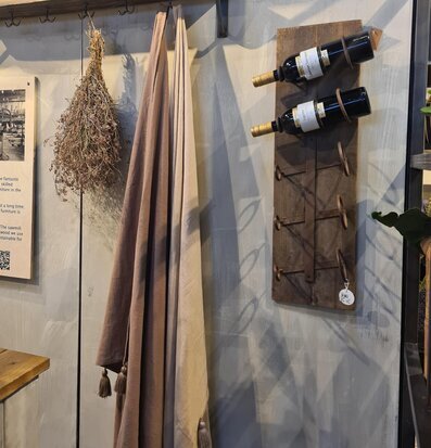 Bild av rustikt vinställ med harmonisk design och stil