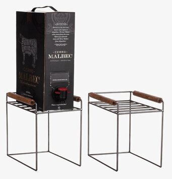 Foto av stilrent vinställ i metall och trä för bag-in-box