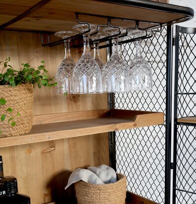 Foto: Elegant barskåp med kristallglas och trädetaljer