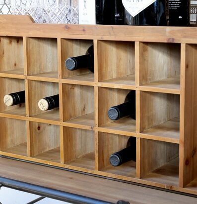 Bild av rustikt barskåp med industriell design