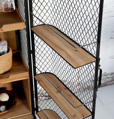 Bild av barskåp med industriell design och trädetaljer