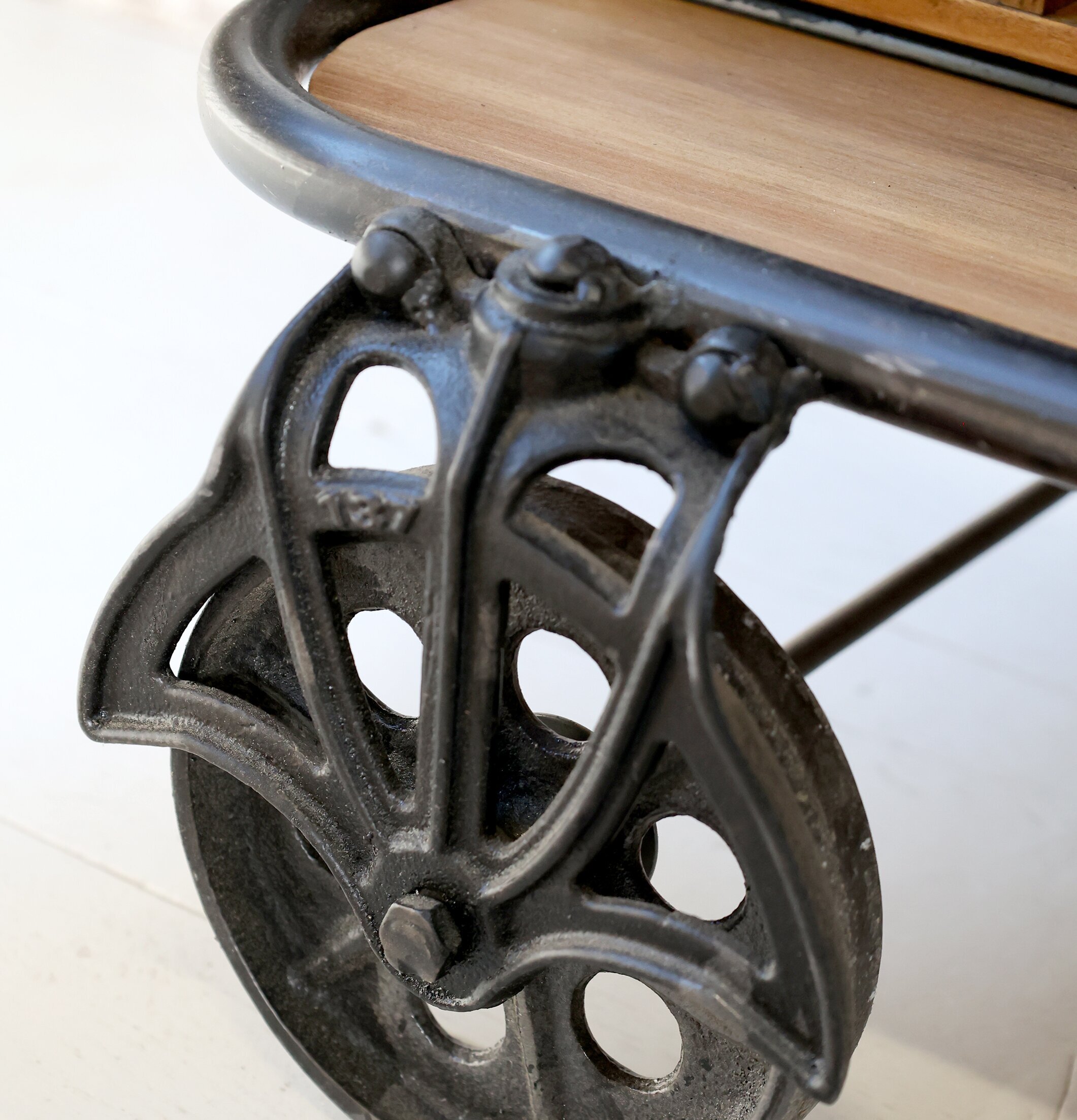 Barskåp/Serveringsvagn Antiksvart från Chic Antique, detalj