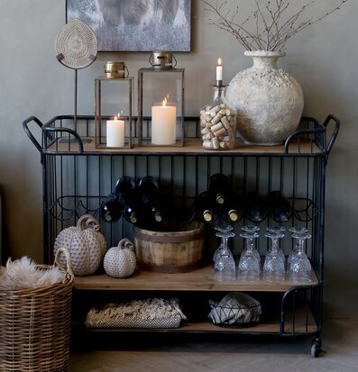 Bild av rustik vinhylla med stilfull inredningsdetalj