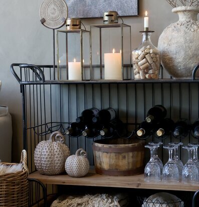 Bild av rustik vinhylla med lyktor och dekorativa detaljer