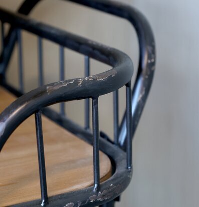 Bild av rustik postvagn med vinhylla i metall och trä