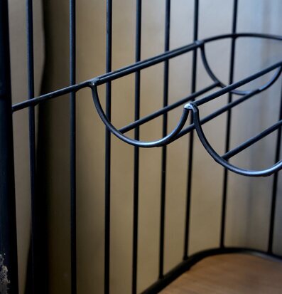 Bild av industristil vinhylla med metall och trä detaljer