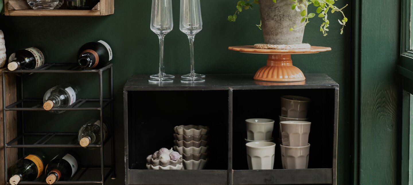Stilrena vinställ för hem och vinkällare