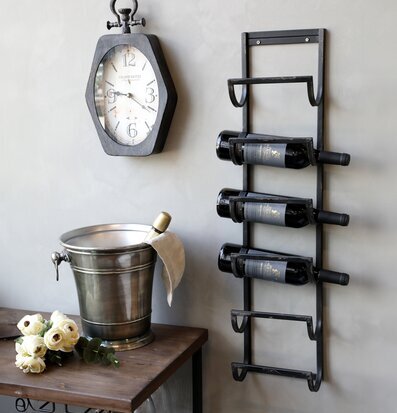 Bild av elegant vinförvaring och inredningsdetaljer