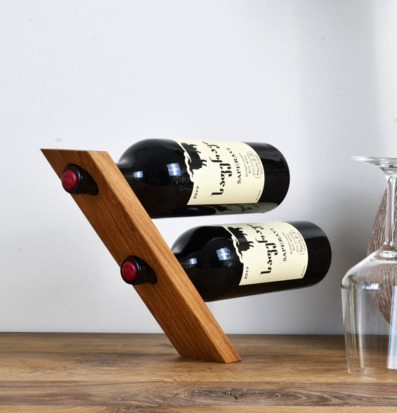 Bild av elegant vinflaskhållare i oljad ek med glas