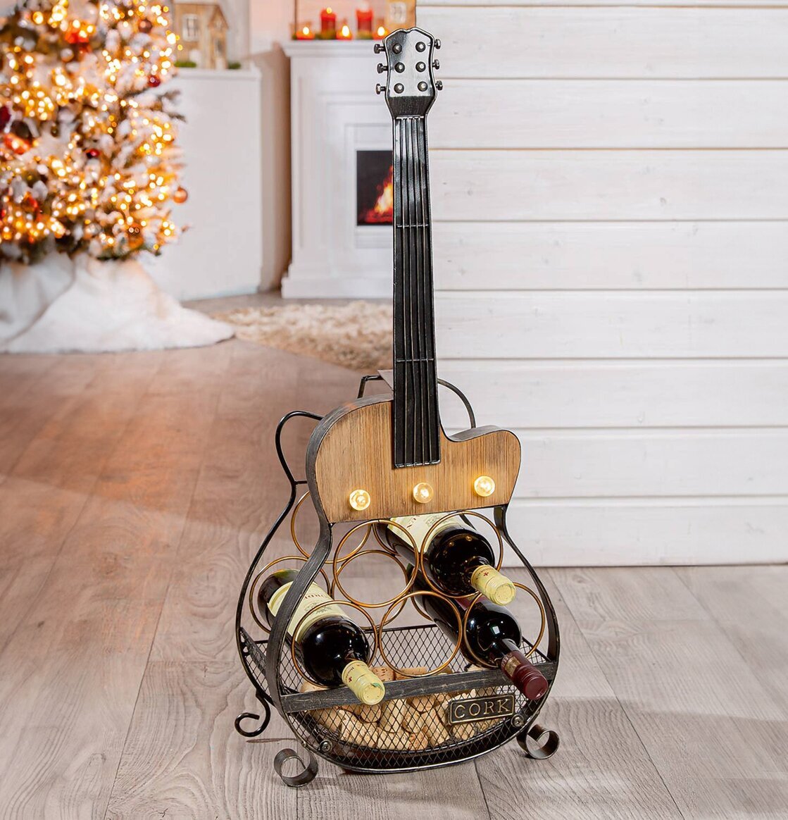 Bild av ett gitarrformat vinställ i hemtrevlig miljö