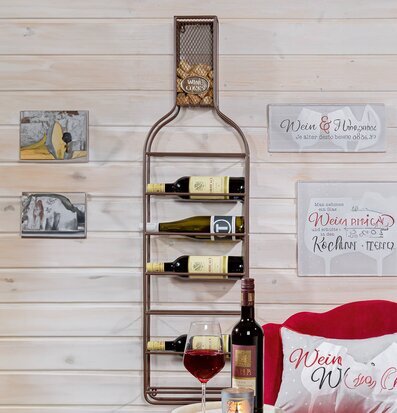 Bild av stilfullt rum med elegant väggmonterad vinhållare