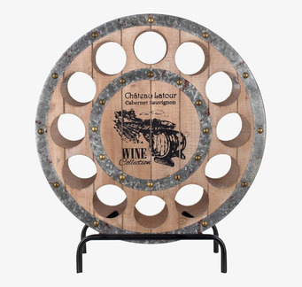 Bild av stilfullt vinställ med rustik och enhetlig design