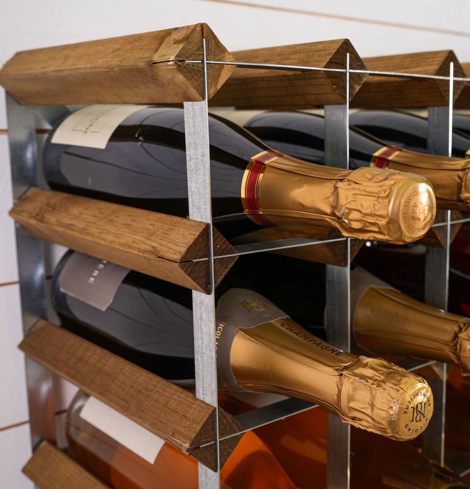 Bild av vinställ för 15 flaskor i ljus ek och metall