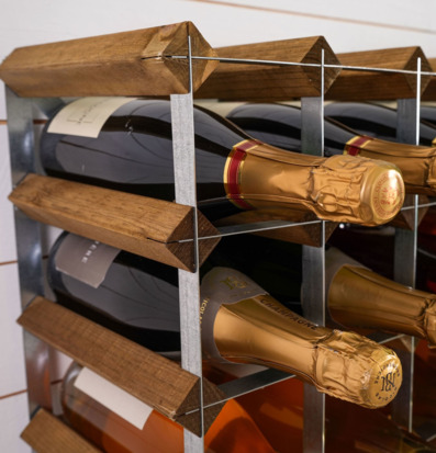 Bild av vinställ för 15 flaskor i ljus ek och metall