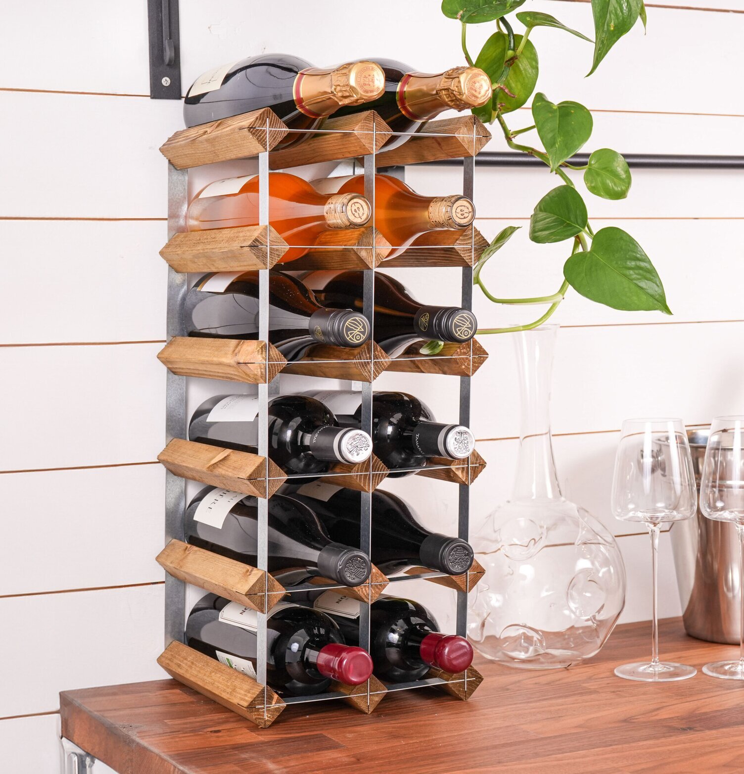 Bild av stilrent vinställ i ljus ek och metallram