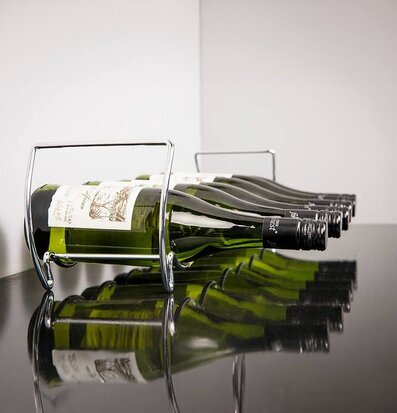 Bild av stilrent och funktionellt vinställ för sex flaskor