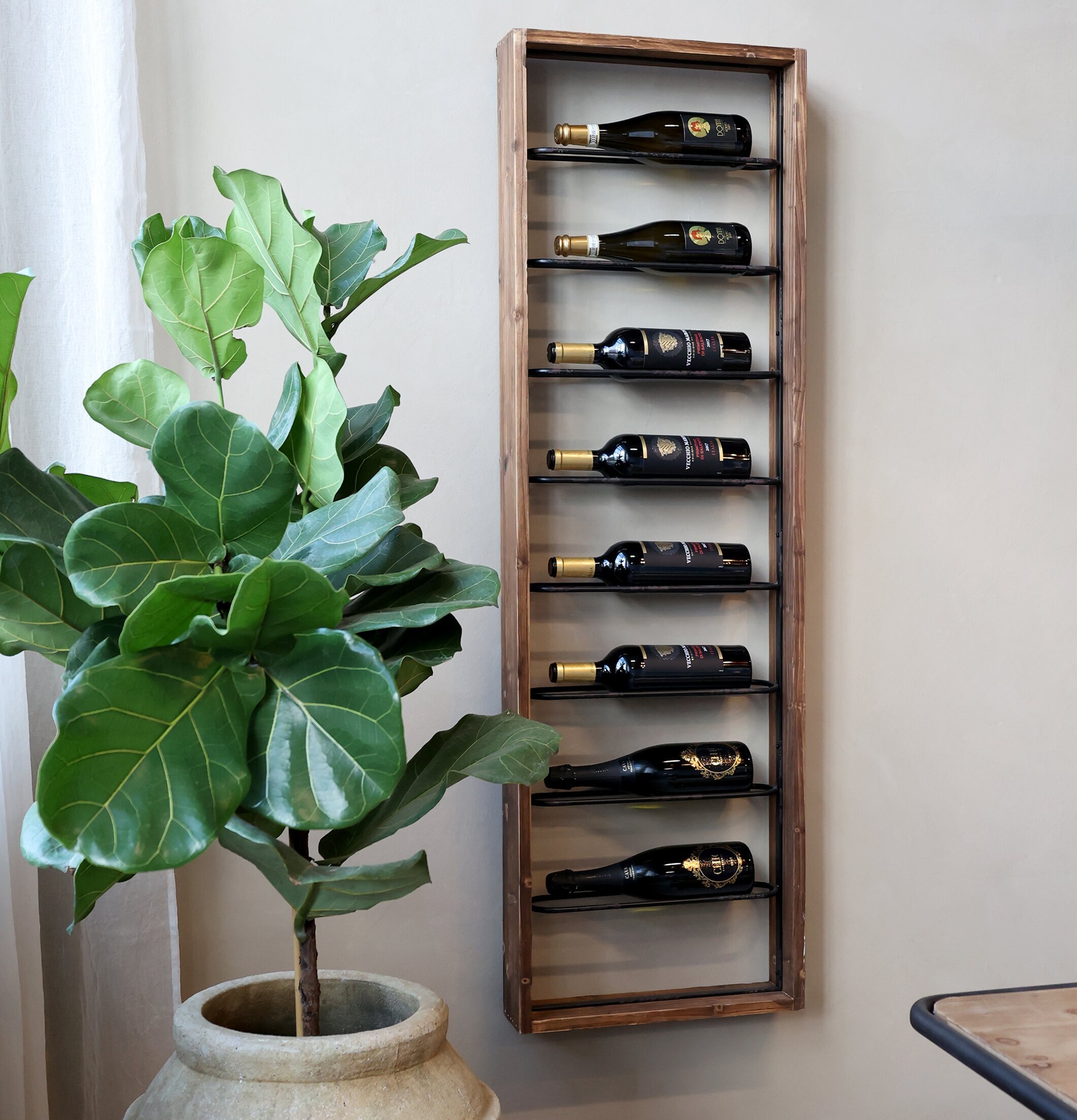 Bild av stilrent vinställ med trädetaljer och växt