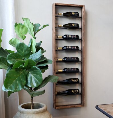 Bild av stilrent vinställ med trädetaljer och växt