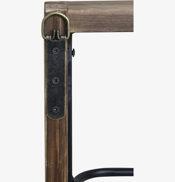 Bild av rustik vinreol i trä och metall för väggmontering