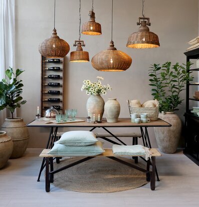 Bild av harmoniskt rum med naturliga och eleganta inslag