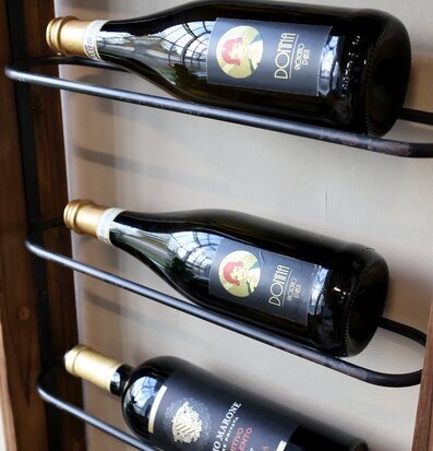 Bild av stilfull vinreol med elegant och funktionell design