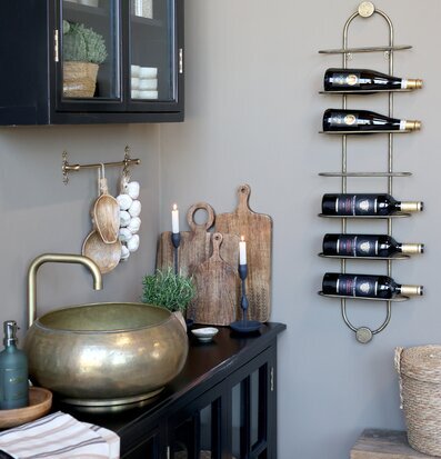 Bild av harmoniskt kök med väggmonterat vinställ i mässing