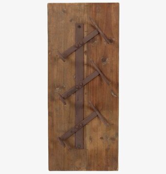 Foto: Vägghängt vinställ i träpanel med metallarmar